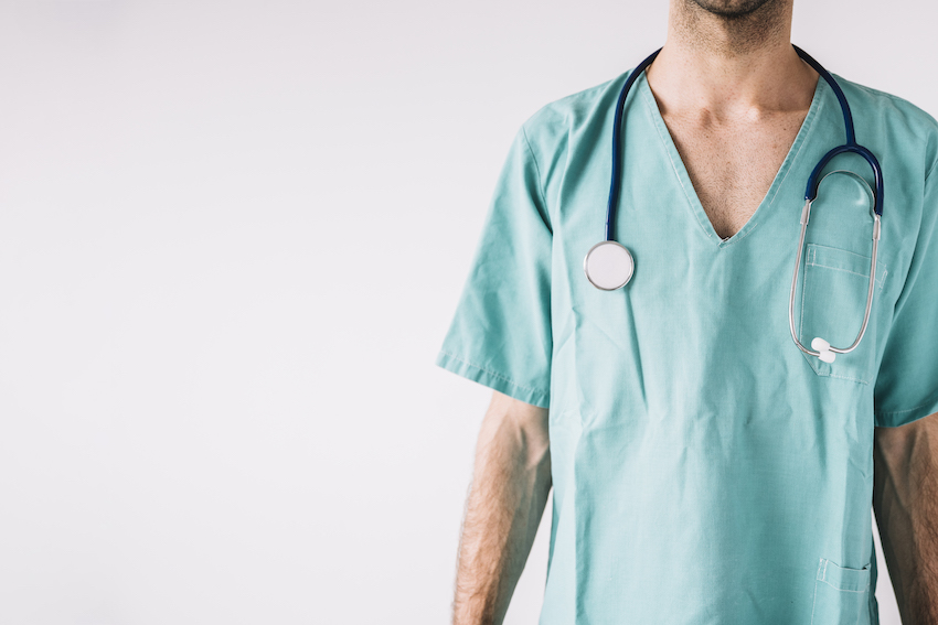 Imagen de un enfermero en uniforme y con estetoscopio para ilustrar el concepto enfermería en la gestión sanitaria